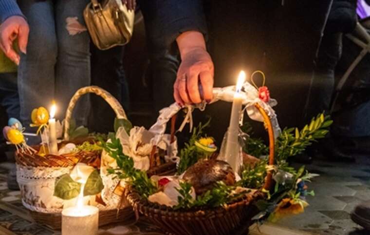 Які є незвичні українські традиції на Великдень: Великодні "колядки" та освячення ножа