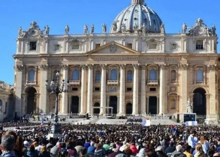 In the Vatican, the Easter Mass began without the Pope