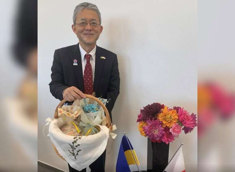 Посол Японії в Україні спробував паски з борошна, зібраного на розмінованих полях