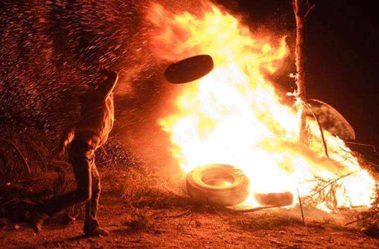 Голова села Молдови напав на інспектора, який фіксував спалювання "великодніх" шин