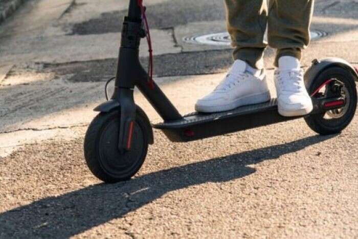 У Києві чоловік на великій швидкості їхав Броварським шосе на електросамокаті