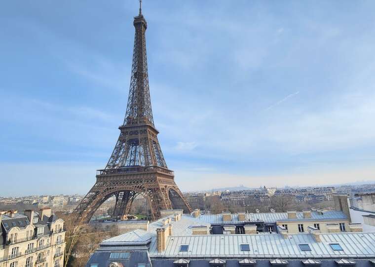 У Парижі у зв’язку зі смертю Папи Римського вимкнуть освітлення Ейфелевої вежі