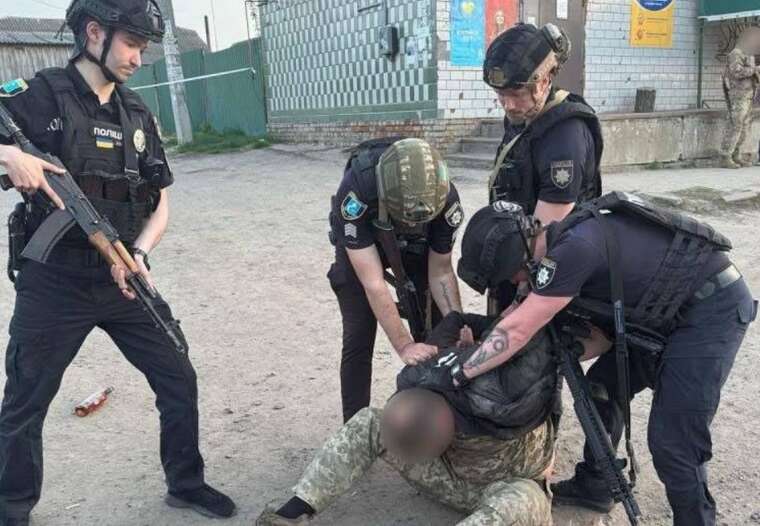 Військовий з автоматом захопив водія на Сумщині: заручник не постраждав