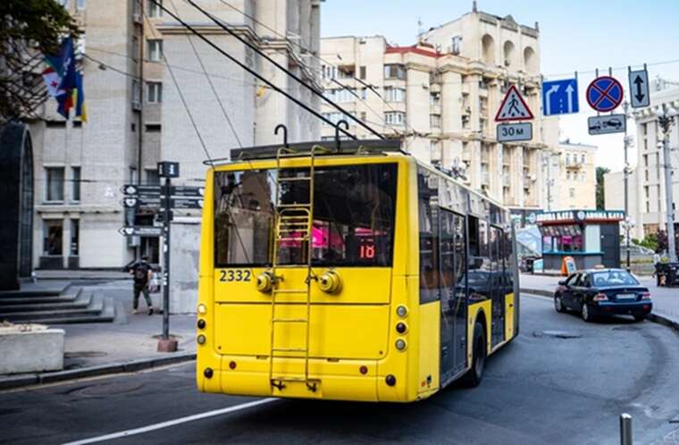 Через перекриття руху поліцією в столиці затримується низка тролейбусів