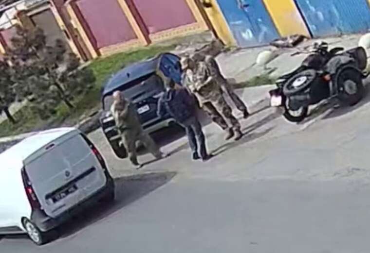 В Одессе сотрудник ТЦК достал оружие при добровольной мобилизации