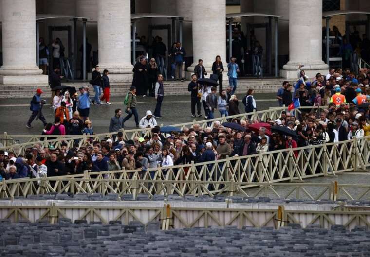 На похорон Папи Римського Франциска вже зібралося 140 тисяч осіб