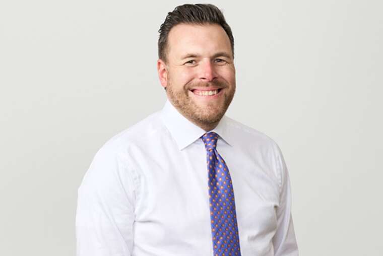 Запізнення, брудні жарти та інтриги: помічник голови Міністерства оборони США позбувся посади