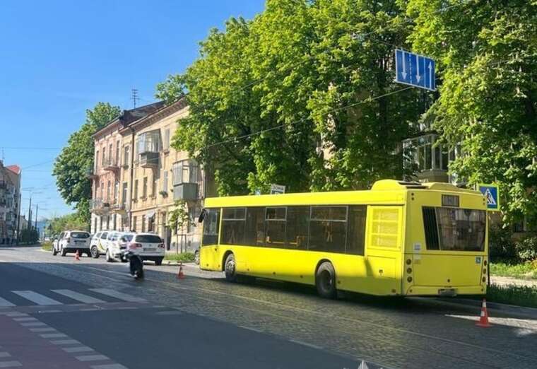 У Львові водій маршрутного автобусу наїхав на пішоходку