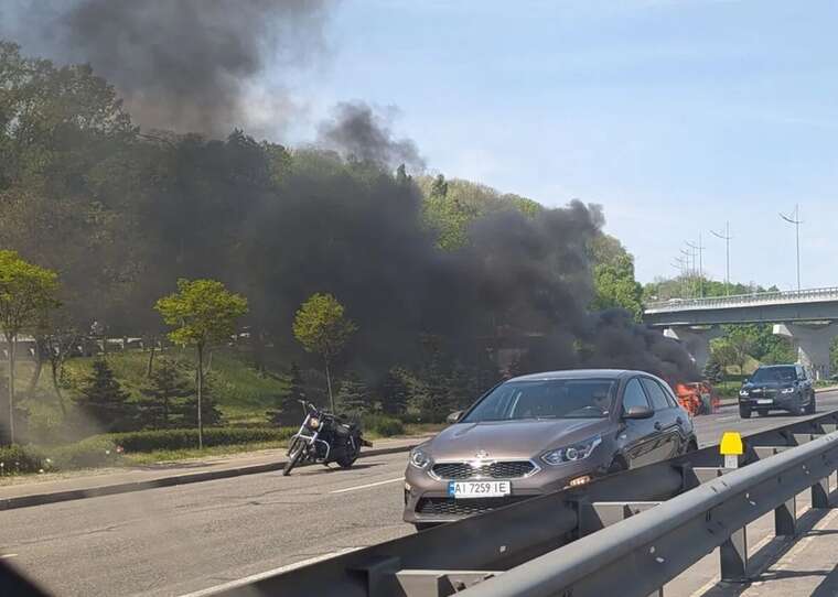 Біля мосту Метро в Києві згорів легковий автомобіль
