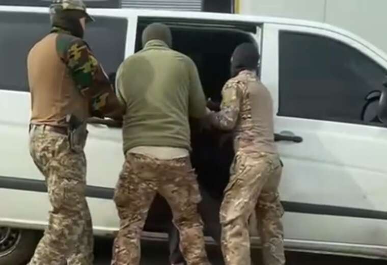 Forced mobilization in Sarny: video shows a military commissar hitting a civilian in the face