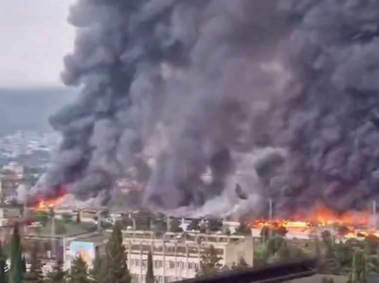 В Тбилиси горит известный рынок в центре города