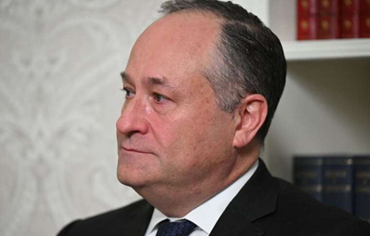 Трамп звільнив чоловіка Камали Гарріс, який працював у раді музею Голокосту