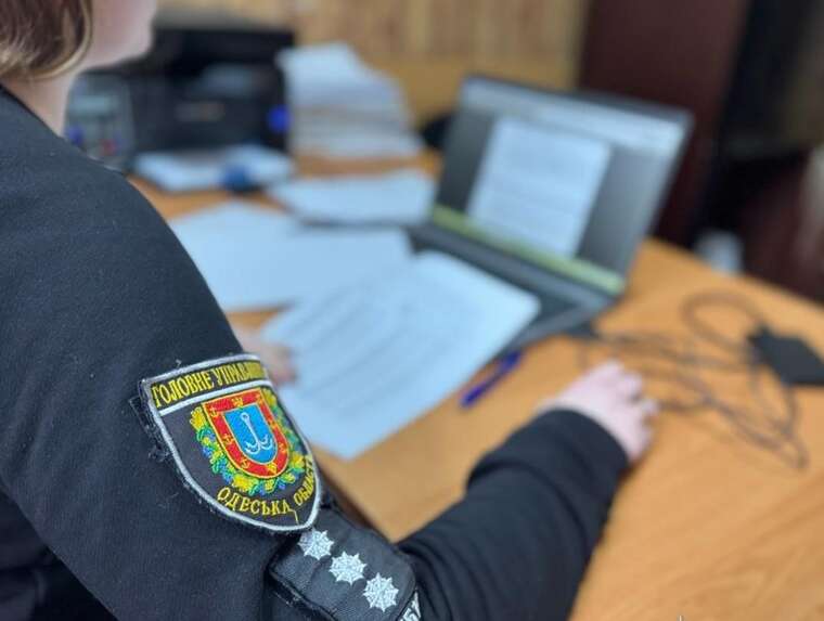 На Одещині викрили серійного шахрая: обіцяв нові кросівки «Balenciaga» - відправляв старі капці