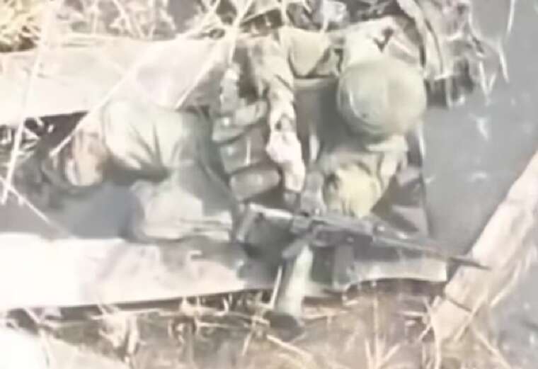 Українські військові влучно вдарили дроном по окупанту, який пірнув у багнюку