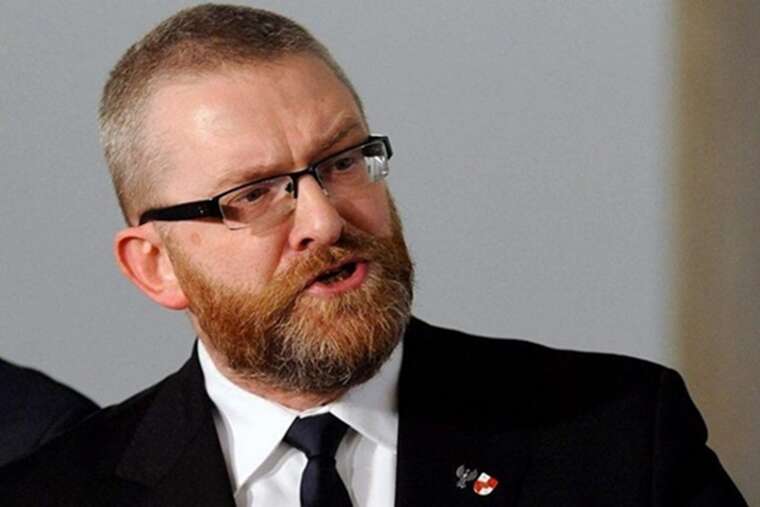 У Польщі антиукраїнський кандидат у президенти зірвав із мерії прапор України