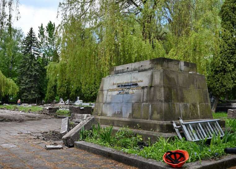 У Львові ексгумують радянських військових із Холму Слави для подальшого перепоховання