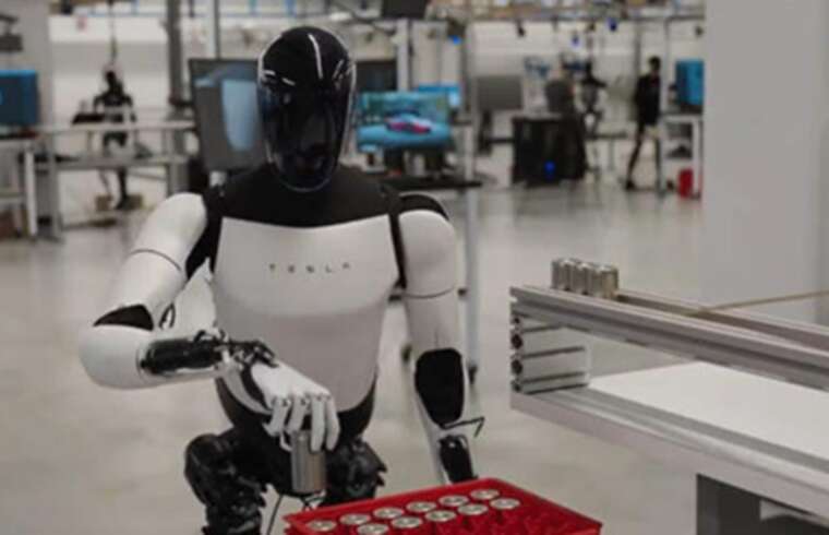 У Китаї людиноподібний робот раптово напав на інженерів