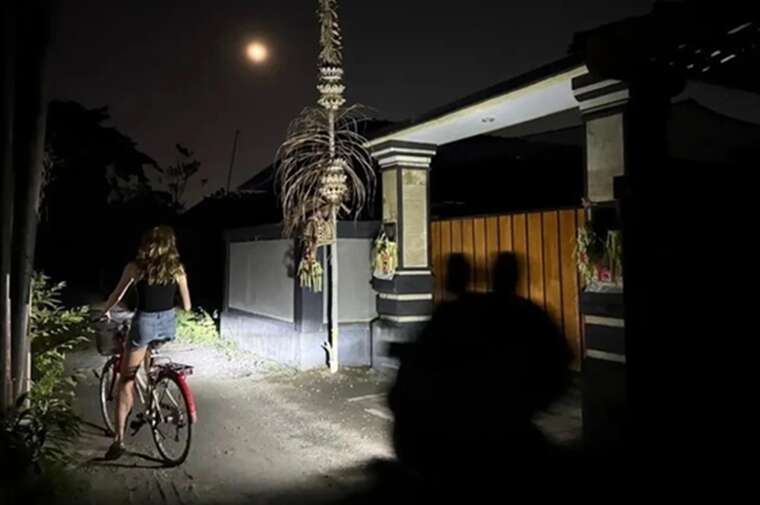 Люди готують їжу на багатті: Тотальний блекаут охопив Балі