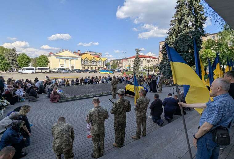 У Ковелі попрощалися зі снайпером  Максимом Ткачуком, який загинув на фронті