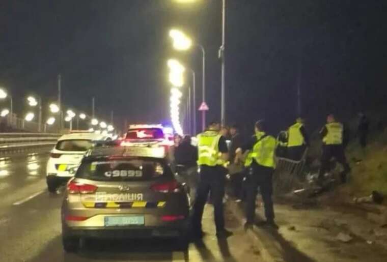 У Києві на Дарницькому мосту сталася серйозна ДТП: водій втратив обидві ноги