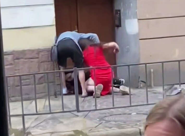 У Львові дівчина жорстоко побила хлопця на вулиці