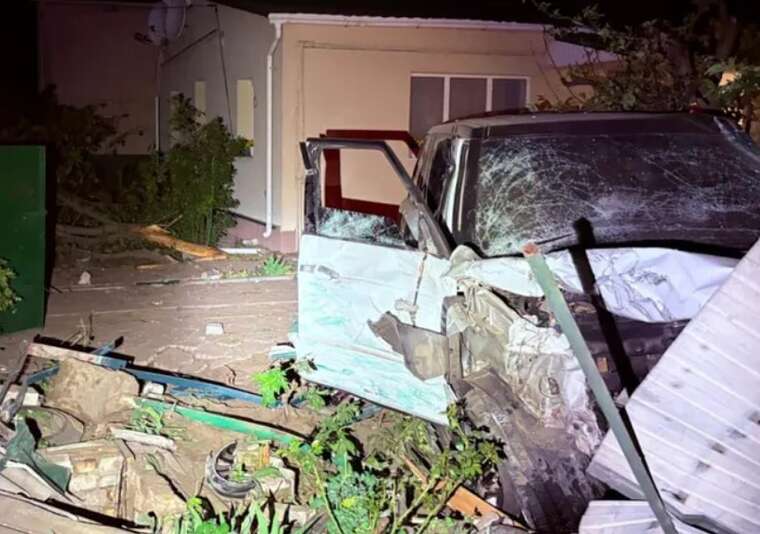 В Киевской области нетрезвая водитель внедорожника врезалась в забор