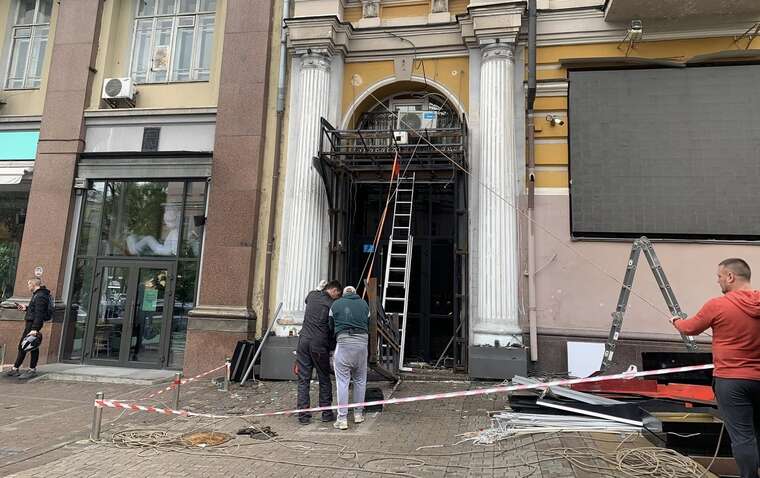 З будинку, де живе Кличко, демонтували вивіску скандального стрип-клубу