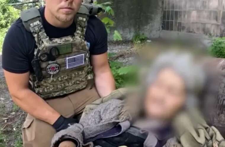 Поліція врятувала 68-річну жінку, яка два тижні лежала без їжі під обстрілами