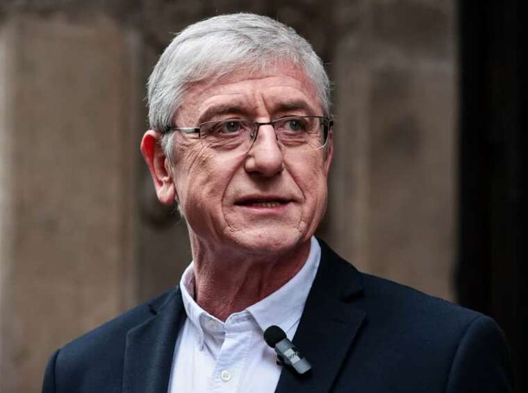 Багаторічний основний опонент Орбана розлучається з дружиною і йде з політики