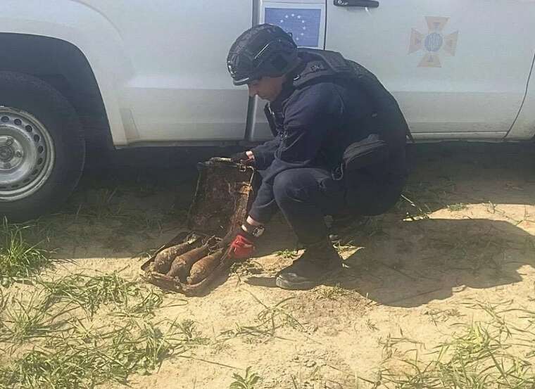 В Киевской области рабочий во время строительных работ обнаружил контейнер с минами