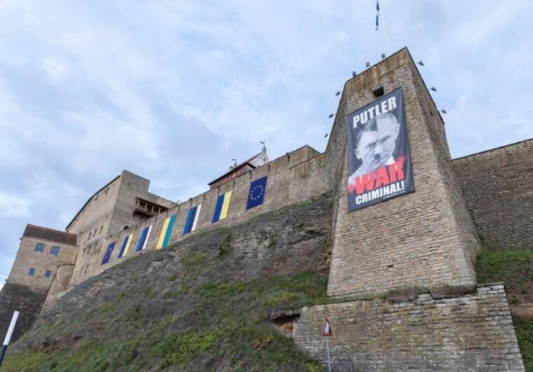 Нарвський музей в Естонії на плакаті до 9 травня порівняв Путіна з Гітлером