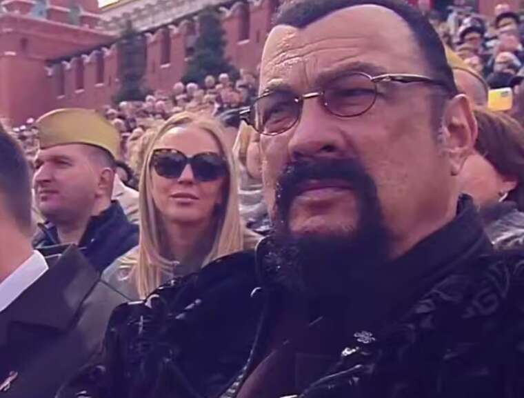 Стівен Сігал знову "в строю": актор-любитель Кремля серед почесних гостей параду в Москві