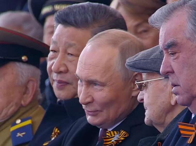 У Москві відбувся парад абсурду зі Сі, стрічками й маршами друзів Путіна