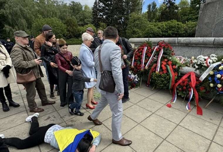 У Варшаві послу РФ Андрєєву завадили покласти квіти до пам’ятника радянським солдатам