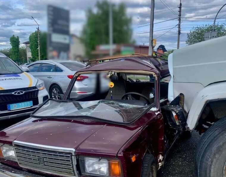 Near Kyiv, a truck rammed into a VAZ: a 74-year-old driver was hospitalized"
