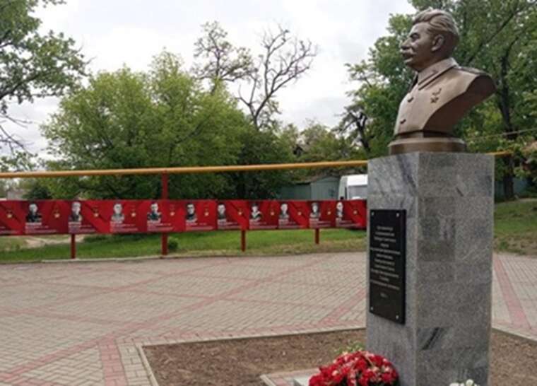 Захватчики установили памятник Сталину в оккупированном Мелитополе