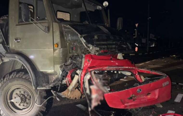 У Харкові сталася жахлива ДТП: Skoda зіткнулася з багатотонною фурою, загинули троє людей