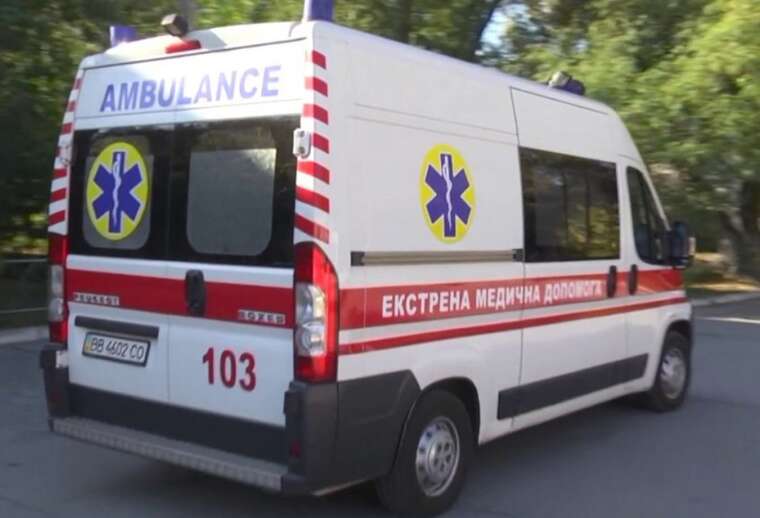 У Києві на Позняках юнак випав із вікна, першими на допомогу поспішили сусіди