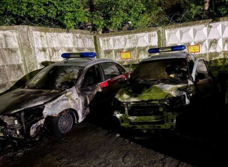 У російській Калузі дівчина підпалила 5 машин на стоянці Росгвардії