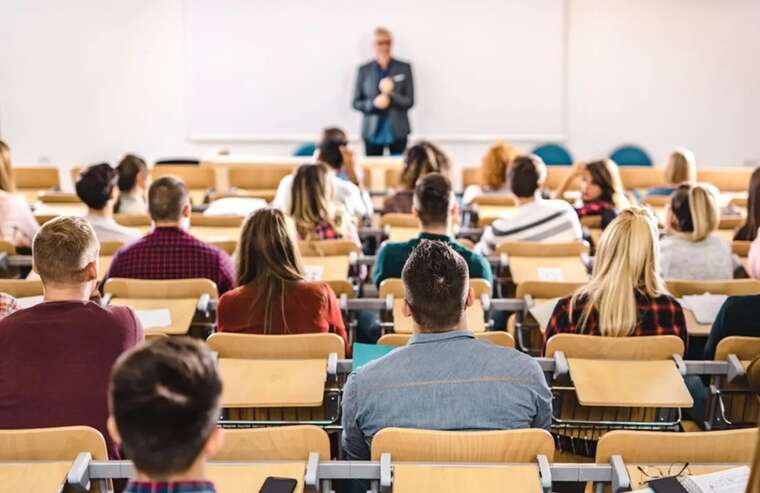 Пріоритет за держкошти: випускників-медиків і вчителів зобов’яжуть відпрацювати навчання за фахом