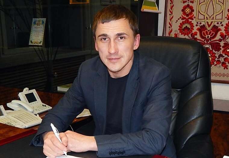 The wife of a top official from the State Restoration Agency, Zhuravlyova, is buying land, while the income is not declared