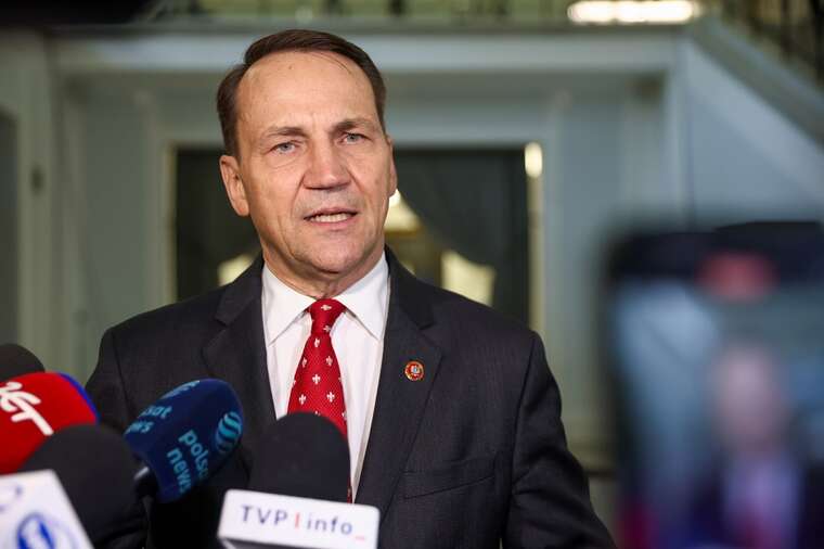 Я думаю, що Путін нещирий і знущається з Трампа, - Сікорський