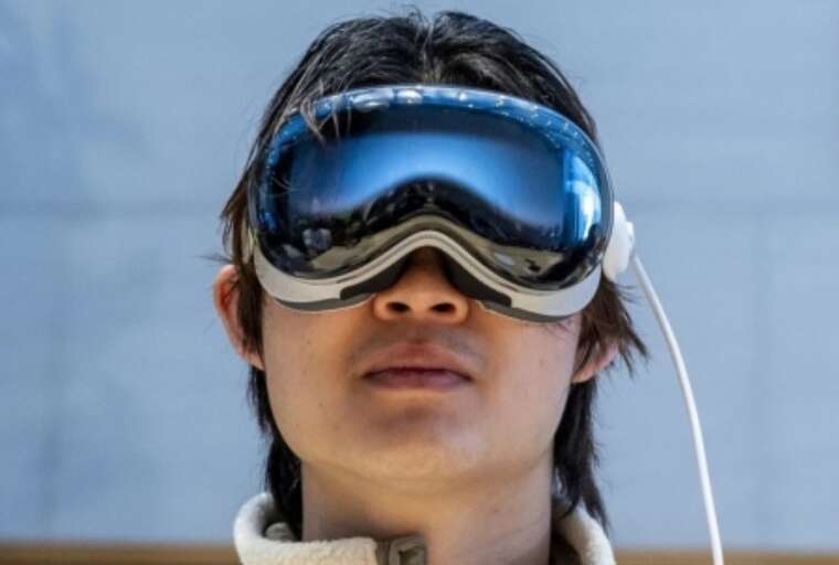 Bloomberg:  Apple       Vision Pro