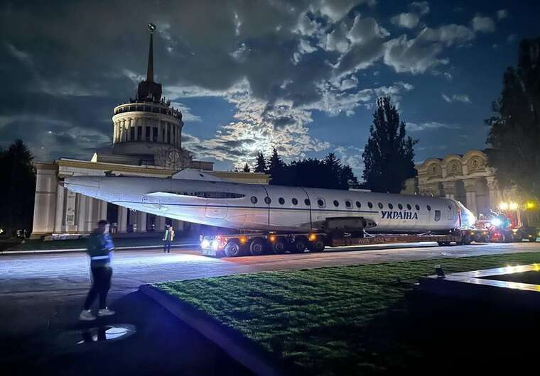 Києвом перевозили літак: Ту-134 А-3 "Україна" привезли на ВДНГ