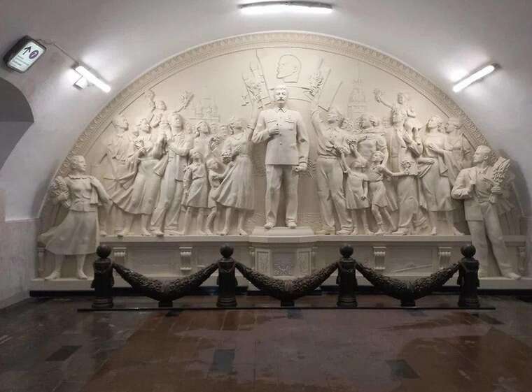 У метро Москви відновили барельєф зі Сталіним
