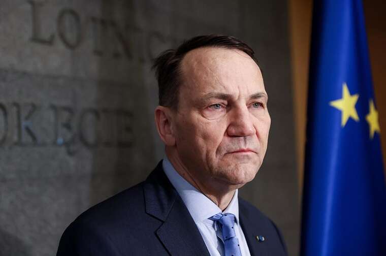 Сікорський заявив, що Путін знущається з мирного процесу