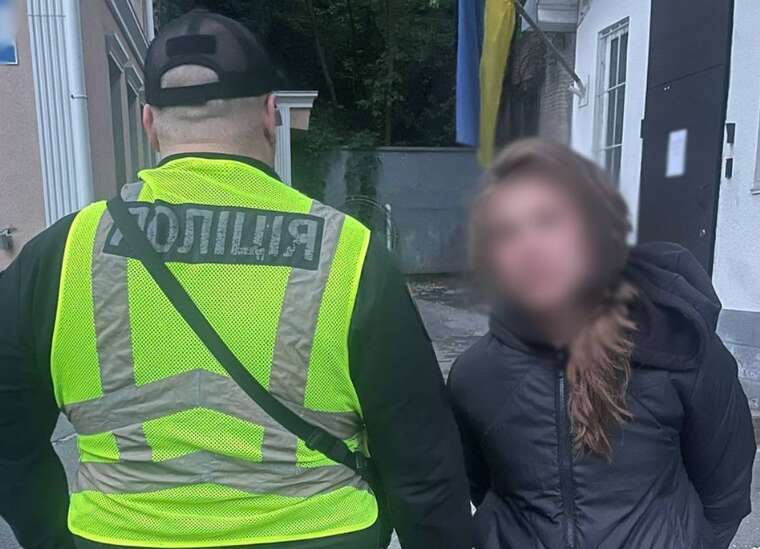 У Києві жінка в неадекватному стані зруйнувала фото загиблих захисників на Алеї Героїв