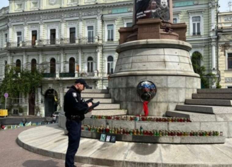 В Одесі на Європейській площі невідомі намалювали прапор Росії на постаменті