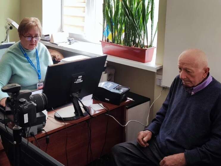 72-річний житель Тернопільщини отримав свій перший ID-паспорт замість радянського
