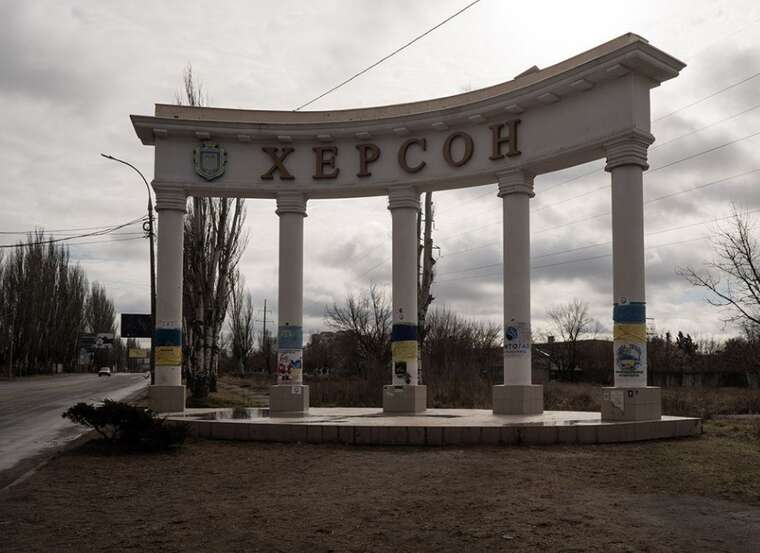 The enemy attacked a civilian vehicle in Kherson, there are casualties